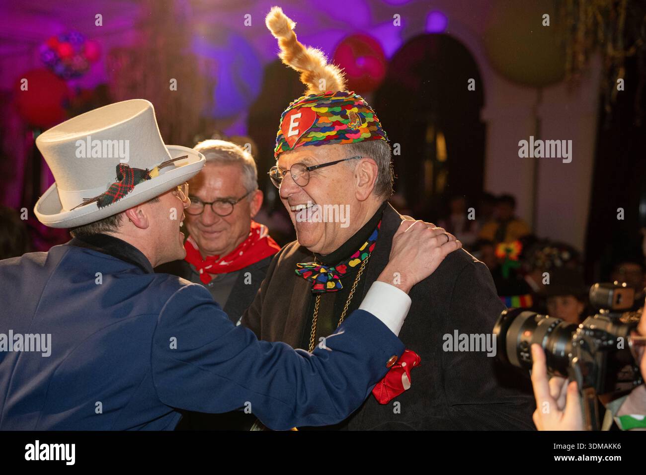 Europa Park Rust, Goldene Narrenschelle, Preisverleihung 2026, Manuel Hagel, CDU Spitzenkandidat, Politiker auf Bühne, Ordensvergabe, Narrenkostüm, VSAN, Fastnacht, Fasnet, Publikum, Laudatio, Feier, Tradition, Politik und Brauchtum, Wahlkampf Baden Württemberg, Landtagswahl, politische Auszeichnung, Regionalpolitik, Symbolfoto Karneval und Politik, aktuelle Nachrichten, öffentliche Aufmerksamkeit, Roland Mack, Rust Europa Park Baden-Württemberg Deutschland *** Europa Park Rust, Goldene Narrenschelle, Preisverleihung 2026, Manuel Hagel, CDU-Spitzenkandidat, Politiker auf der Bühne, Preisverleihung, Stockfoto