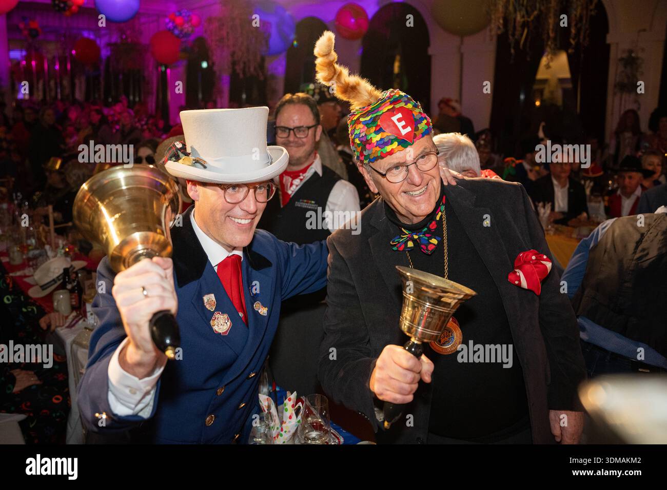 Europa Park Rust, Goldene Narrenschelle, Preisverleihung 2026, Manuel Hagel, CDU Spitzenkandidat, Politiker auf Bühne, Ordensvergabe, Narrenkostüm, VSAN, Fastnacht, Fasnet, Publikum, Laudatio, Feier, Tradition, Politik und Brauchtum, Wahlkampf Baden Württemberg, Landtagswahl, politische Auszeichnung, Regionalpolitik, Symbolfoto Karneval und Politik, aktuelle Nachrichten, öffentliche Aufmerksamkeit, Roland Mack, Rust Europa Park Baden-Württemberg Deutschland *** Europa Park Rust, Goldene Narrenschelle, Preisverleihung 2026, Manuel Hagel, CDU-Spitzenkandidat, Politiker auf der Bühne, Preisverleihung, Stockfoto