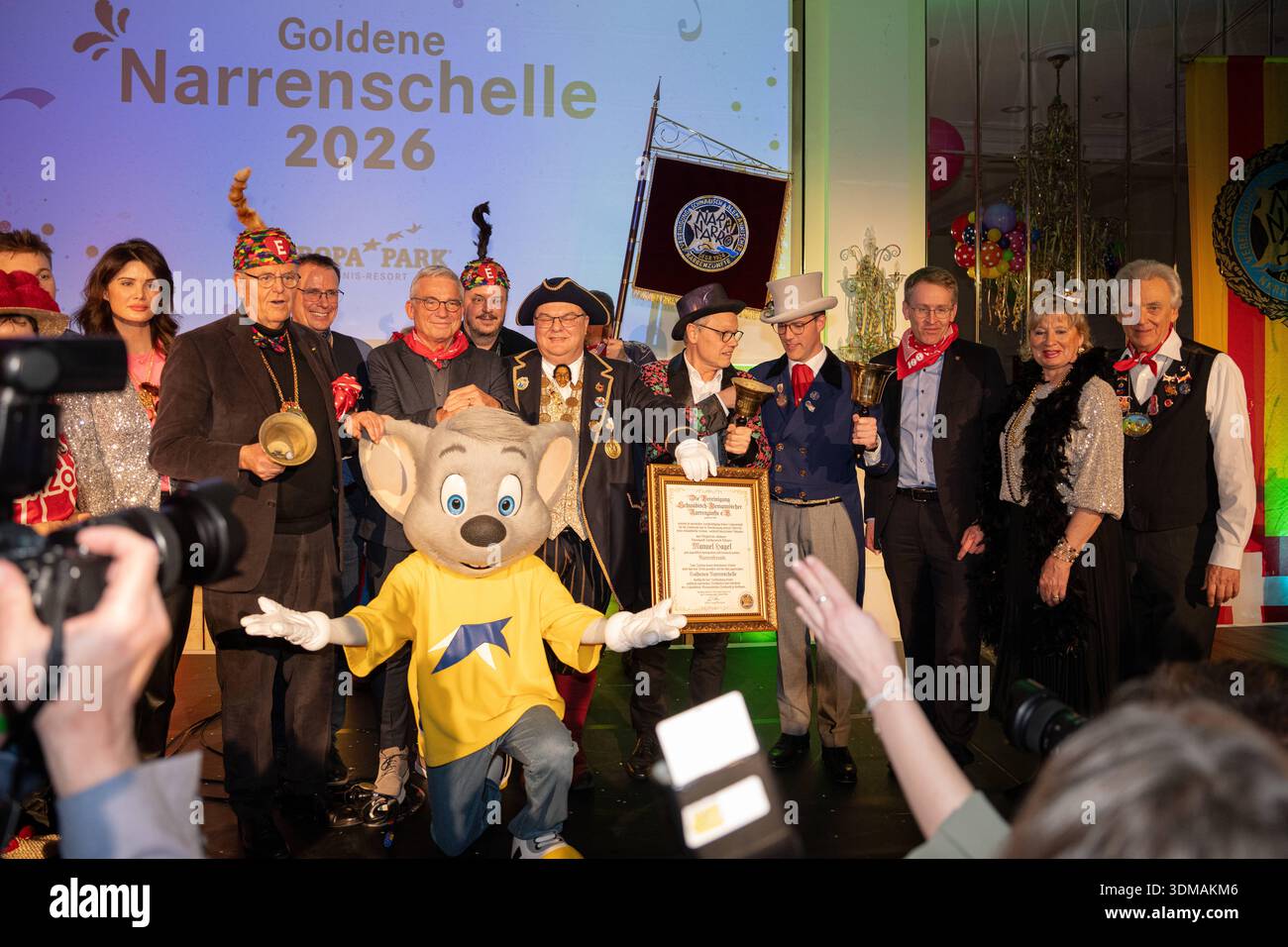 Europa Park Rust, Goldene Narrenschelle, Preisverleihung 2026, Manuel Hagel, CDU Spitzenkandidat, Politiker auf Bühne, Ordensvergabe, Narrenkostüm, VSAN, Fastnacht, Fasnet, Publikum, Laudatio, Feier, Tradition, Politik und Brauchtum, Wahlkampf Baden Württemberg, Landtagswahl, politische Auszeichnung, Regionalpolitik, Symbolfoto Karneval und Politik, aktuelle Nachrichten, öffentliche Aufmerksamkeit, Roland Mack, Rust Europa Park Baden-Württemberg Deutschland *** Europa Park Rust, Goldene Narrenschelle, Preisverleihung 2026, Manuel Hagel, CDU-Spitzenkandidat, Politiker auf der Bühne, Preisverleihung, Stockfoto