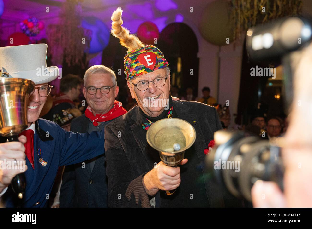 Europa Park Rust, Goldene Narrenschelle, Preisverleihung 2026, Manuel Hagel, CDU Spitzenkandidat, Politiker auf Bühne, Ordensvergabe, Narrenkostüm, VSAN, Fastnacht, Fasnet, Publikum, Laudatio, Feier, Tradition, Politik und Brauchtum, Wahlkampf Baden Württemberg, Landtagswahl, politische Auszeichnung, Regionalpolitik, Symbolfoto Karneval und Politik, aktuelle Nachrichten, öffentliche Aufmerksamkeit, Roland Mack, Rust Europa Park Baden-Württemberg Deutschland *** Europa Park Rust, Goldene Narrenschelle, Preisverleihung 2026, Manuel Hagel, CDU-Spitzenkandidat, Politiker auf der Bühne, Preisverleihung, Stockfoto