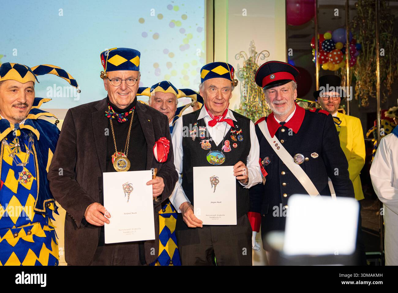 Europa Park Rust, Goldene Narrenschelle, Preisverleihung 2026, Manuel Hagel, CDU Spitzenkandidat, Politiker auf Bühne, Ordensvergabe, Narrenkostüm, VSAN, Fastnacht, Fasnet, Publikum, Laudatio, Feier, Tradition, Politik und Brauchtum, Wahlkampf Baden Württemberg, Landtagswahl, politische Auszeichnung, Regionalpolitik, Symbolfoto Karneval und Politik, aktuelle Nachrichten, öffentliche Aufmerksamkeit, Roland Mack, Jürgen Mack, Rust Europa Park Baden-Württemberg Deutschland *** Europa Park Rust, Goldene Narrenschelle, Preisverleihung 2026, Manuel Hagel, CDU-Spitzenkandidat, Politiker auf der Bühne, awa Stockfoto
