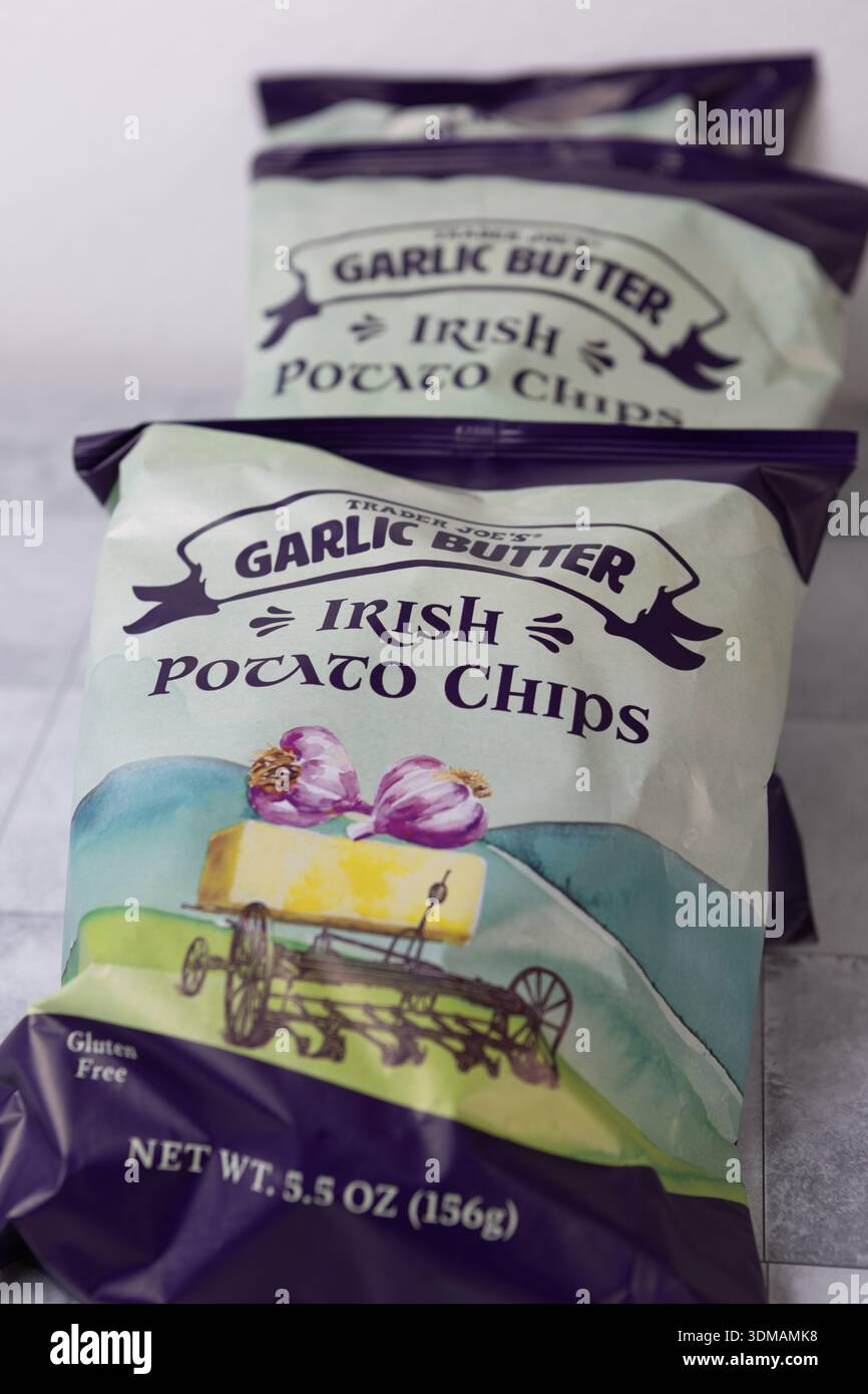 Tasche mit Trader Joe's Irish Knoblauch Butter Kartoffelchips glutenfrei USA Stockfoto