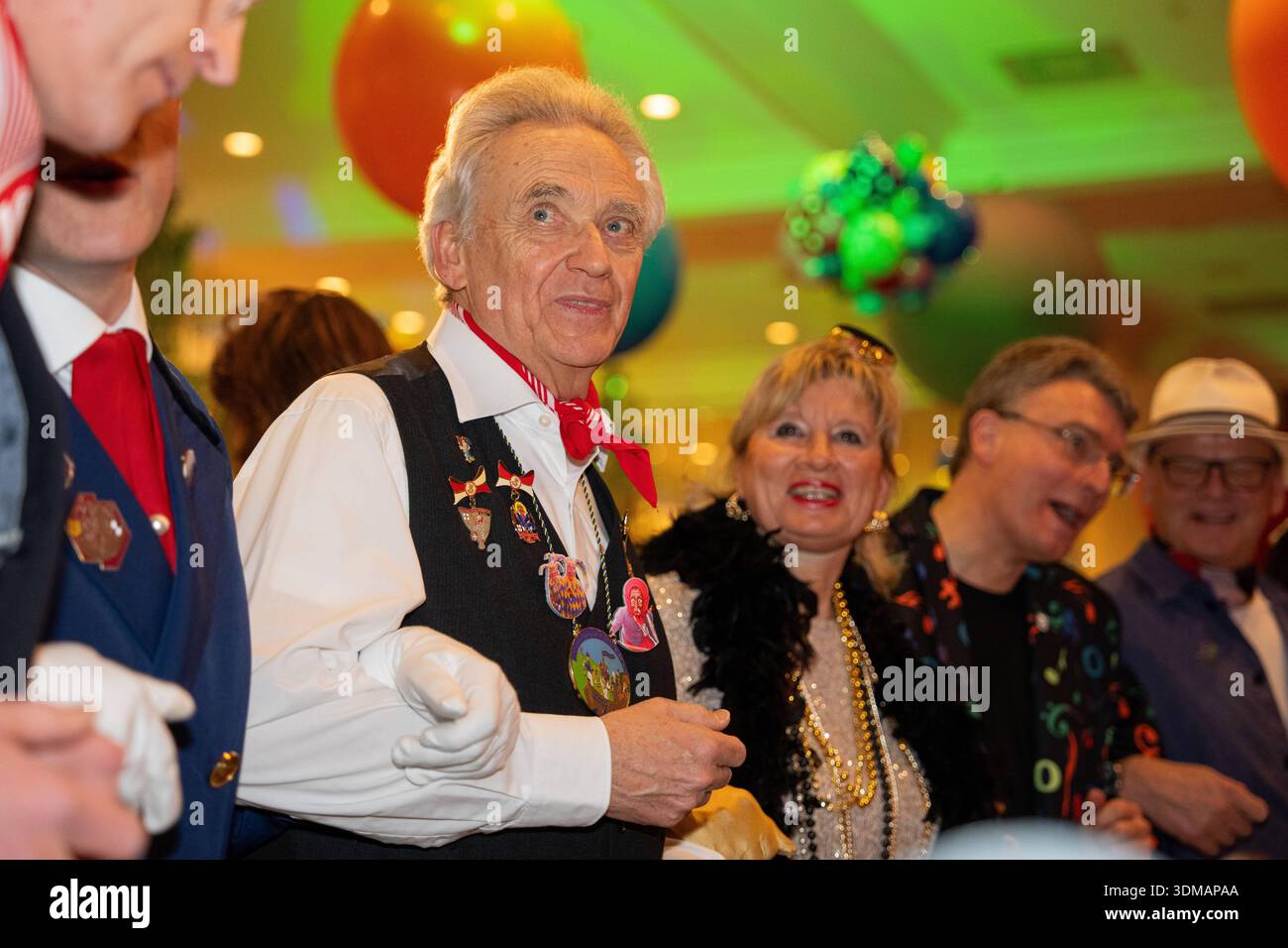 Europa Park Rust, Goldene Narrenschelle, Preisverleihung 2026, Manuel Hagel, CDU Spitzenkandidat, Politiker auf Bühne, Ordensvergabe, Narrenkostüm, VSAN, Fastnacht, Fasnet, Publikum, Laudatio, Feier, Tradition, Politik und Brauchtum, Wahlkampf Baden Württemberg, Landtagswahl, politische Auszeichnung, Regionalpolitik, Symbolfoto Karneval und Politik, aktuelle Nachrichten, öffentliche Aufmerksamkeit, Jürgen Mack, Rust Europa Park Baden-Württemberg Deutschland *** Europa Park Rust, Goldene Narrenschelle, Preisverleihung 2026, Manuel Hagel, CDU-Spitzenkandidat, Politiker auf der Bühne, Preisverleihung, Stockfoto