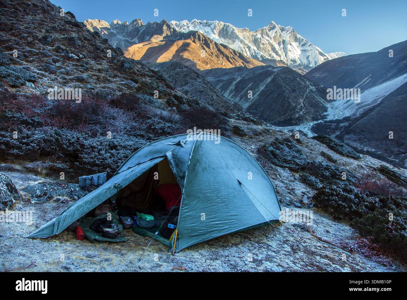 Blick auf Mount Lhotse und Nuptse South Felswände und grünes Zelt, Weg zum mount Everest Base Camp, Sagarmatha Nationalpark, Khumbu Tal, Nepal Himalaya m Stockfoto