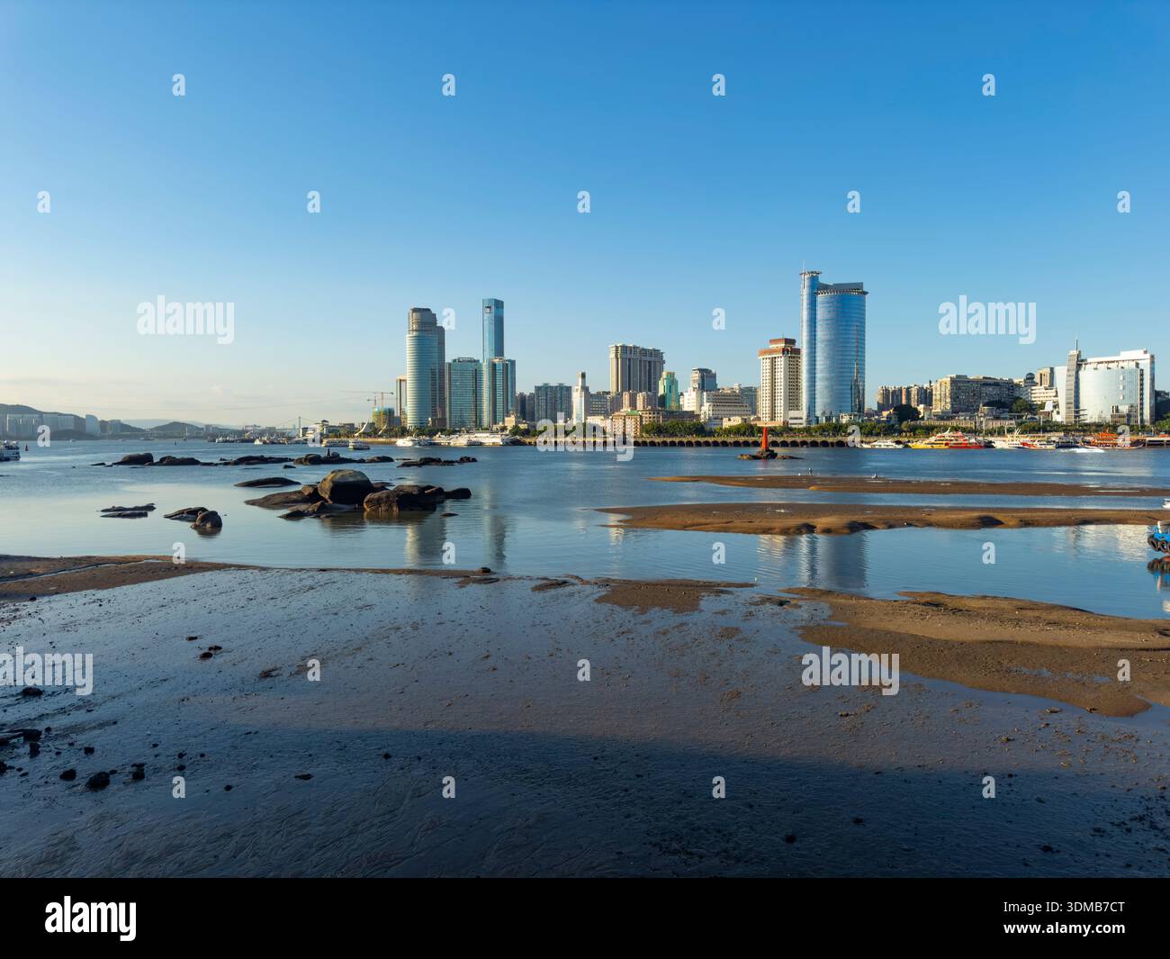 Die moderne Skyline der Stadt Xiamen einschließlich Xiamen Fortune Center, CCB Tower und Xiamen International Bank Building auf der Lujiang Avenue gegenüber Lujiang, gesehen Stockfoto