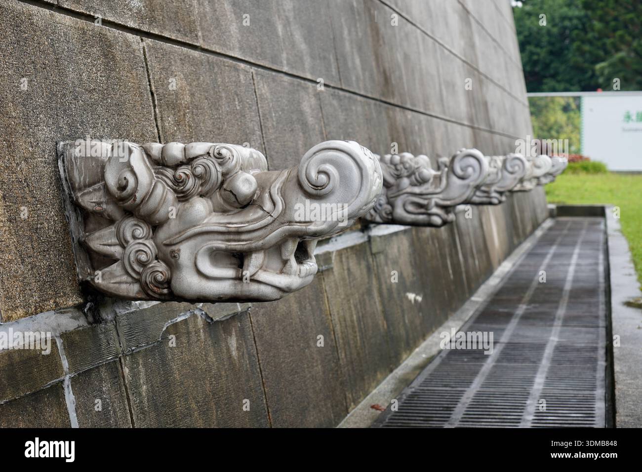 Mehrere Steindrachen-Skulpturen hintereinander in einem Tempel in Taipeh Stockfoto