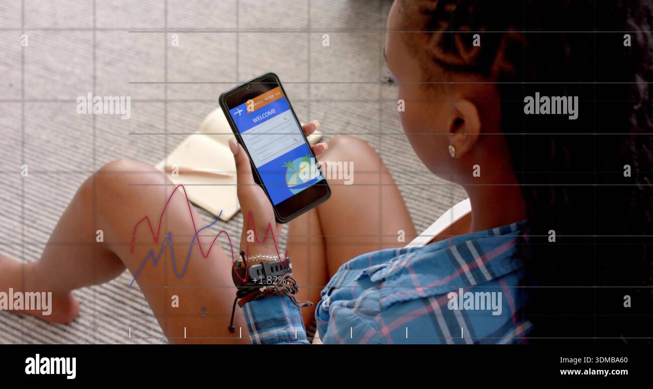 Smartphone in der Hand, Frau mit blauem kariertem Hemd, die App auf dem Teppich überprüft, mit Notizbuch und Armbändern Stockfoto
