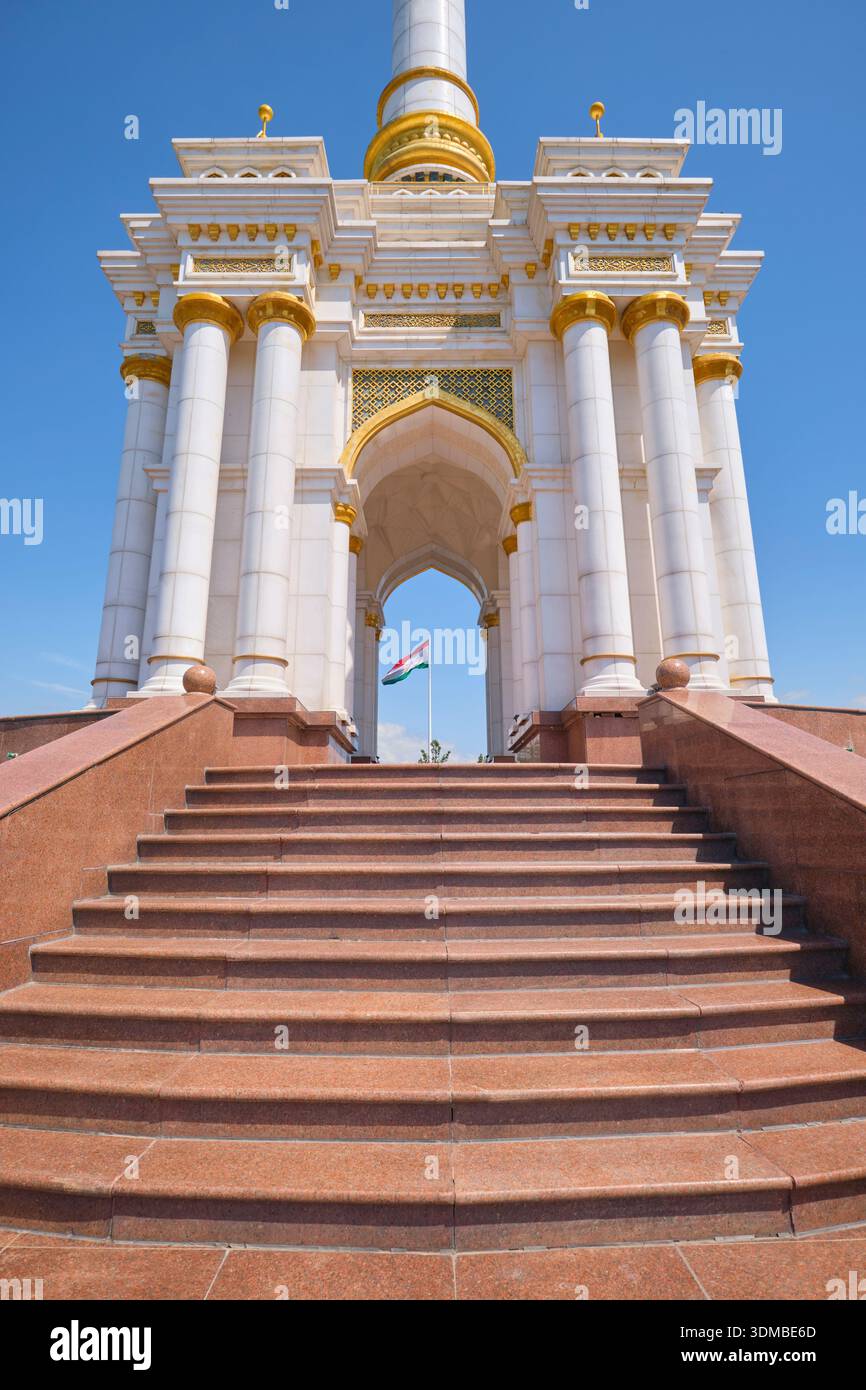 Nahaufnahme und Blick auf den Grund des monumens. Die große, hohe, weiße Säule des berühmten Unabhängigkeitsdenkmals. Im Rudaki Park, Duschanbe, Tadschikistan. Stockfoto