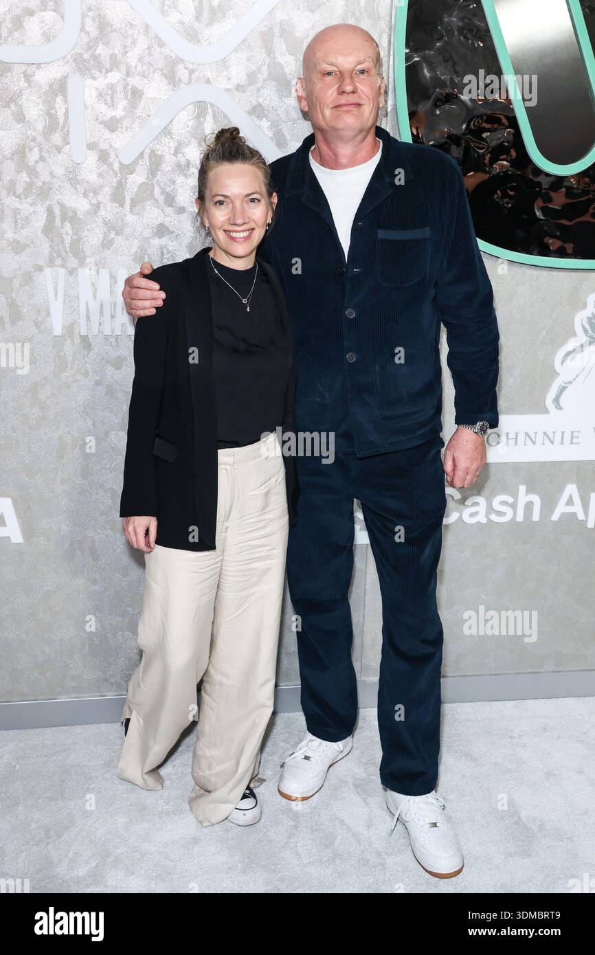 HOLLYWOOD, LOS ANGELES, KALIFORNIEN, USA - 29. JANUAR: Carianne Marshall und Guy Moot kommen am 29. Januar 2026 zur Warner Music Group Grammy Awards Party 2026 (68. Jährliche Grammy Awards), die am 6400 Sunset Boulevard in Hollywood, Los Angeles, Kalifornien, USA, stattfand. (Foto: Xavier Collin/Image Press Agency) Stockfoto