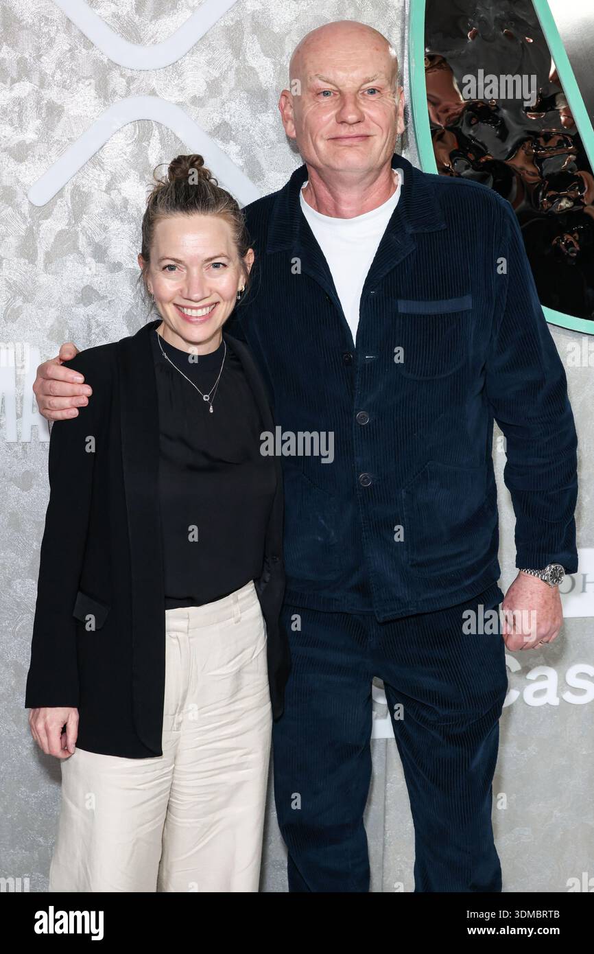 HOLLYWOOD, LOS ANGELES, KALIFORNIEN, USA - 29. JANUAR: Carianne Marshall und Guy Moot kommen am 29. Januar 2026 zur Warner Music Group Grammy Awards Party 2026 (68. Jährliche Grammy Awards), die am 6400 Sunset Boulevard in Hollywood, Los Angeles, Kalifornien, USA, stattfand. (Foto: Xavier Collin/Image Press Agency) Stockfoto