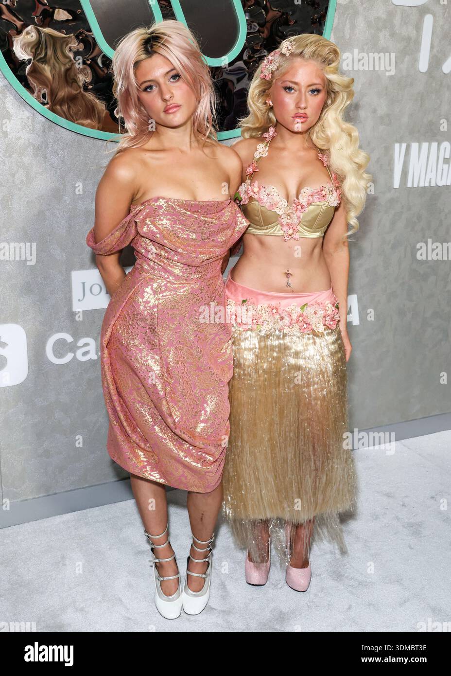 HOLLYWOOD, LOS ANGELES, KALIFORNIEN, USA - 29. JANUAR: Olivia Bond und Remy Bond kommen am 29. Januar 2026 zur Warner Music Group Grammy Awards Party 2026 (68. Jährliche Grammy Awards), die am 6400 Sunset Boulevard in Hollywood, Los Angeles, Kalifornien, USA, stattfand. (Foto: Xavier Collin/Image Press Agency) Stockfoto