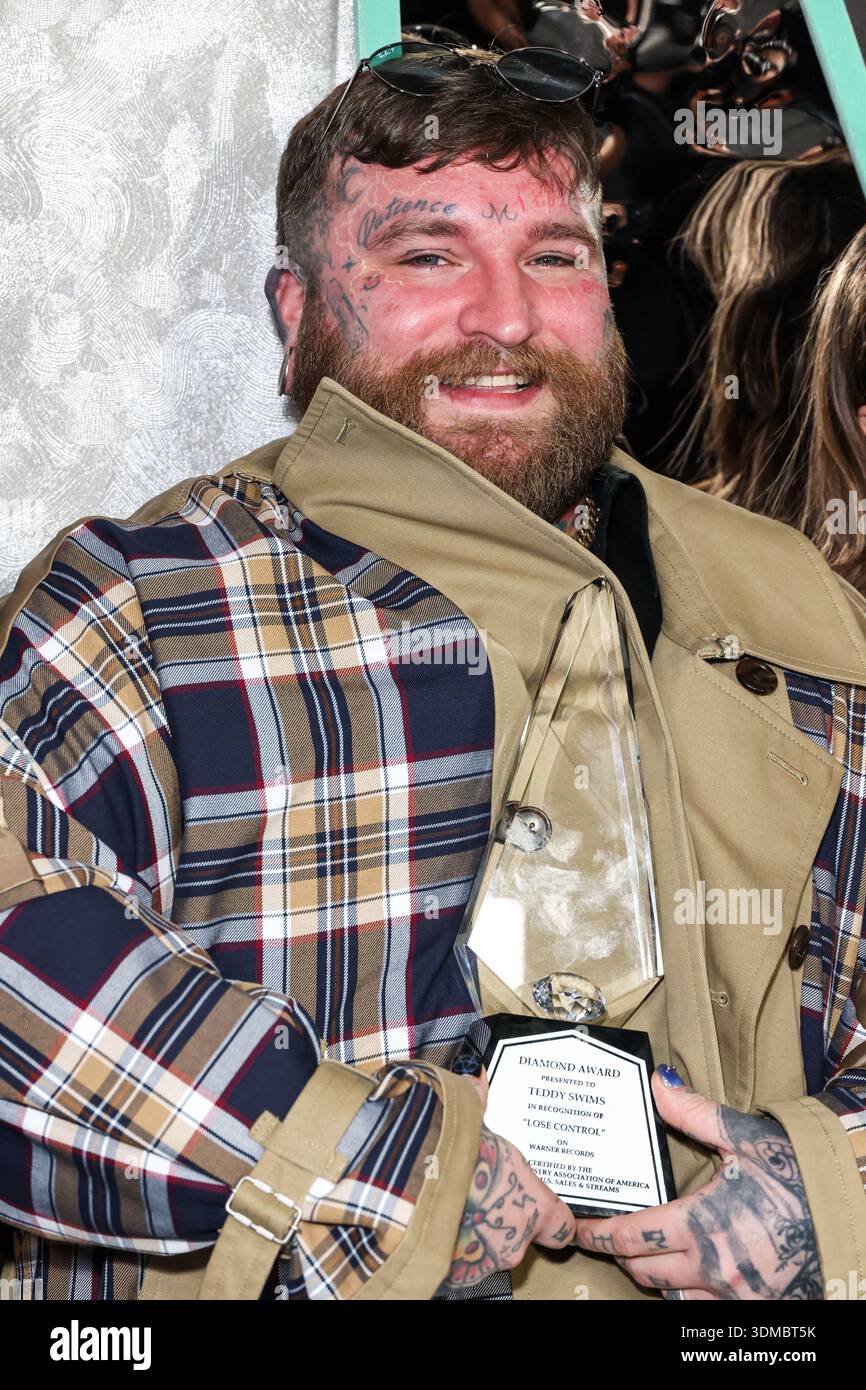 HOLLYWOOD, LOS ANGELES, KALIFORNIEN, USA - 29. JANUAR: Teddy Swims kommt auf der Warner Music Group Grammy Awards Party 2026 (68. Jährliche Grammy Awards) an, die am 29. Januar 2026 am 6400 Sunset Boulevard in Hollywood, Los Angeles, Kalifornien, USA stattfindet. (Foto: Xavier Collin/Image Press Agency) Stockfoto