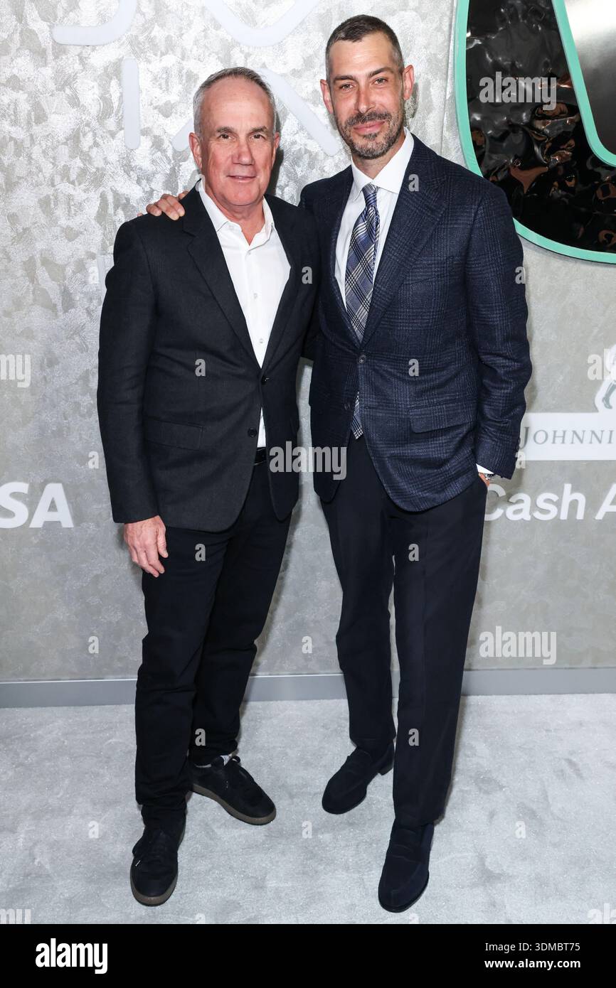 HOLLYWOOD, LOS ANGELES, KALIFORNIEN, USA - 29. JANUAR: Tom Corson und Aaron Bay-Schuck treffen am 29. Januar 2026 auf der Warner Music Group Grammy Awards Party 2026 (68. Jährliche Grammy Awards) ein, die am 6400 Sunset Boulevard in Hollywood, Los Angeles, Kalifornien, USA stattfindet. (Foto: Xavier Collin/Image Press Agency) Stockfoto