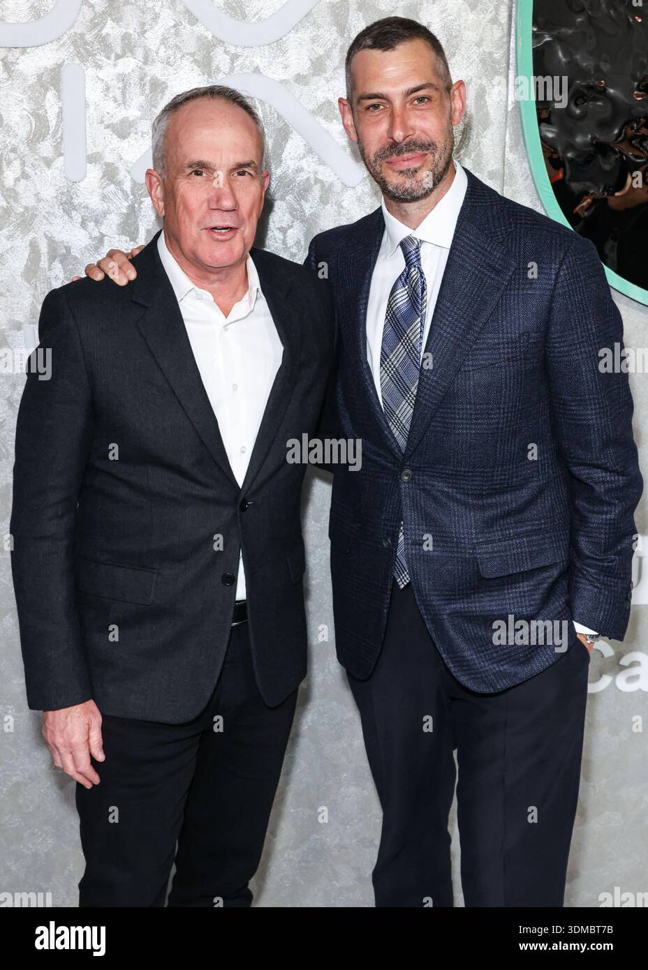 HOLLYWOOD, LOS ANGELES, KALIFORNIEN, USA - 29. JANUAR: Tom Corson und Aaron Bay-Schuck treffen am 29. Januar 2026 auf der Warner Music Group Grammy Awards Party 2026 (68. Jährliche Grammy Awards) ein, die am 6400 Sunset Boulevard in Hollywood, Los Angeles, Kalifornien, USA stattfindet. (Foto: Xavier Collin/Image Press Agency) Stockfoto