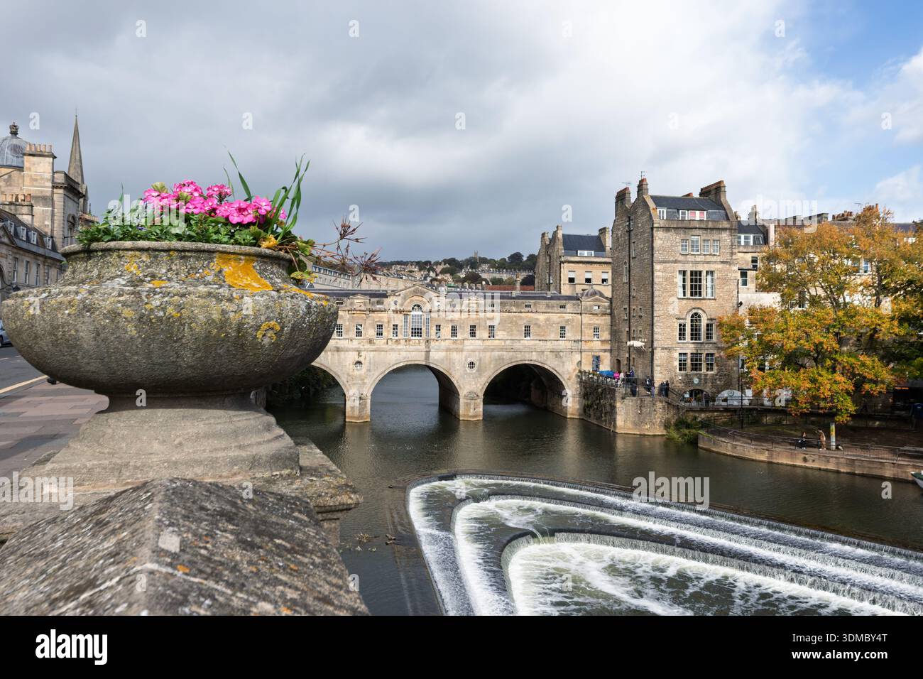 Die historische Pulteney Bridge in Bath, Großbritannien, überspannt den Fluss Avon mit seiner berühmten georgianischen Architektur und malerischen Bögen, ein berühmtes Wahrzeichen großbritanniens Stockfoto