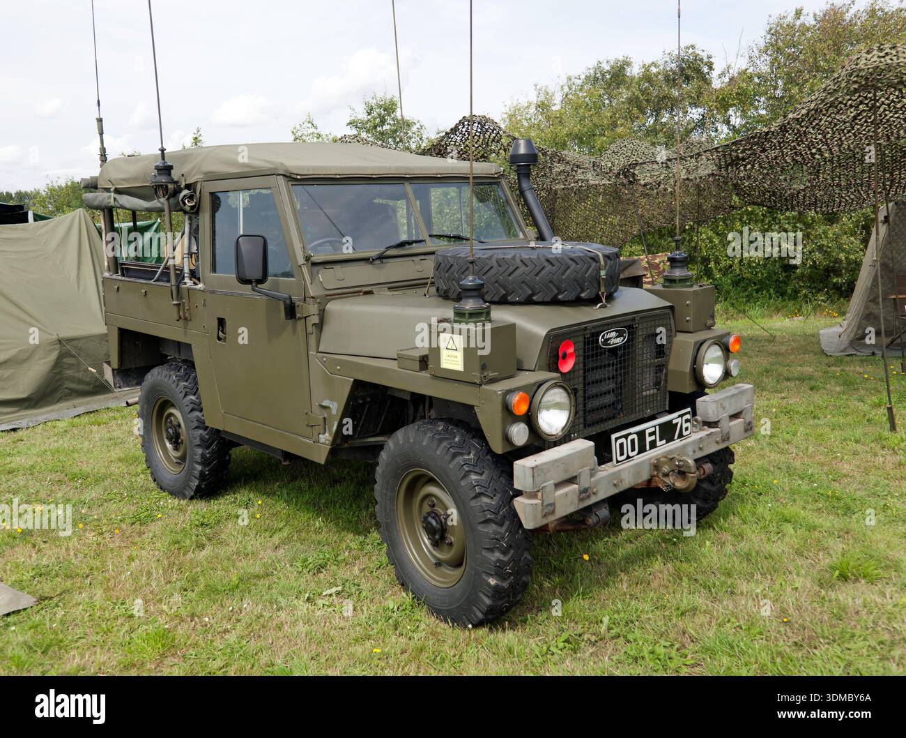 Dreiviertelansicht eines leichten Militärs 1972, Land Rover, ausgestellt auf dem We will Meet Again Military Festival im Betteshanger Country Park Stockfoto