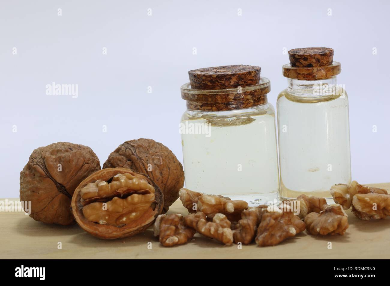 Stillleben mit einer Flasche Walnussöl und Walnüssen Stockfoto