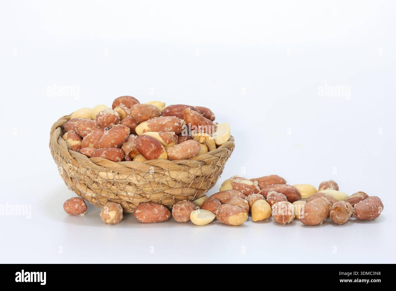 Geröstete Erdnüsse in einer Schüssel auf weißem Hintergrund Stockfoto