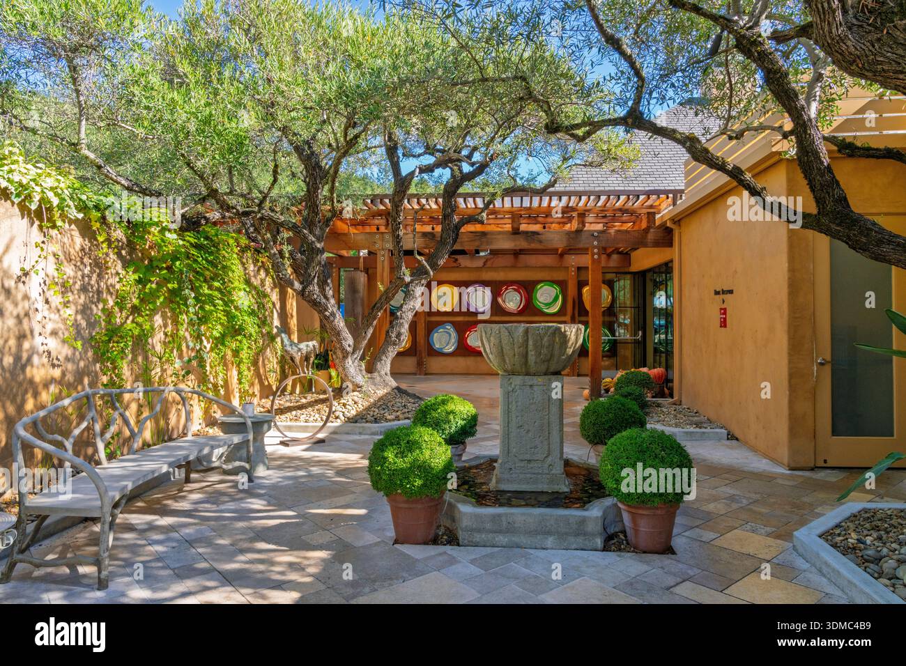 Courtyard im Luxusresort Auberge du Soleil in Napa Valley, Kalifornien, USA, November 2025. Stockfoto