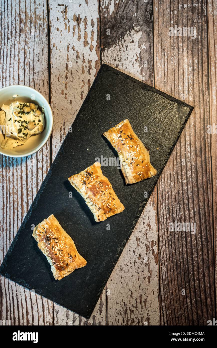 Blätterteigsnacks auf schwarzem Schieferbrett Stockfoto