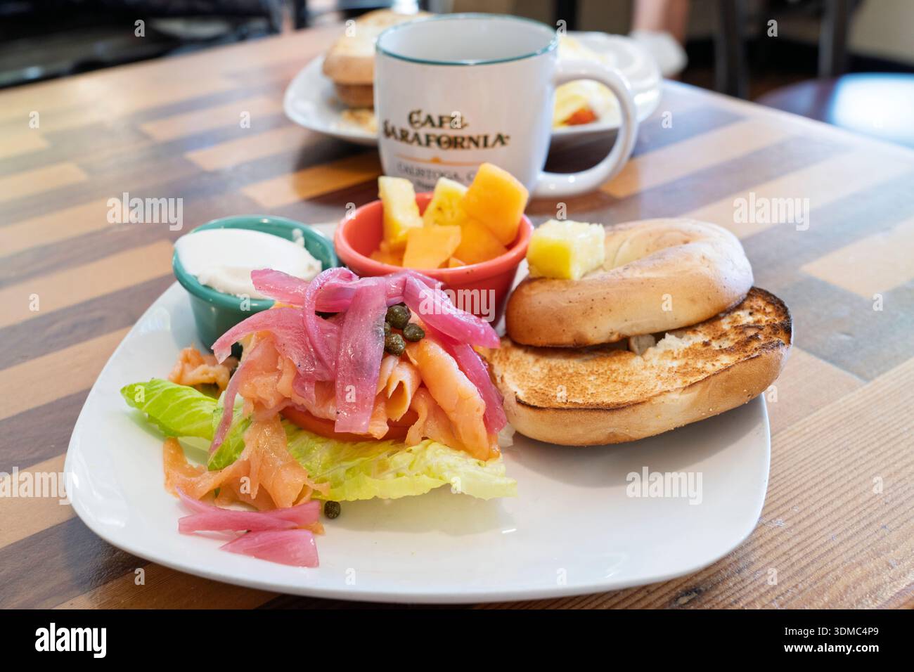 LOX Bagel Breakfast, Caf Sarafornia in Calistoga, Napa Valley, Napa County, Kalifornien, USA. Stockfoto