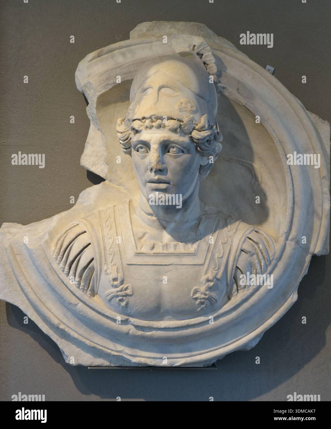 Marmormedaillon mit dem Mars (Ares), dem Kriegsgott. Römische Kunst aus dem 4. Jahrhundert im Nationalen Archäologischen Museum von Aquileia, Italien. Stockfoto