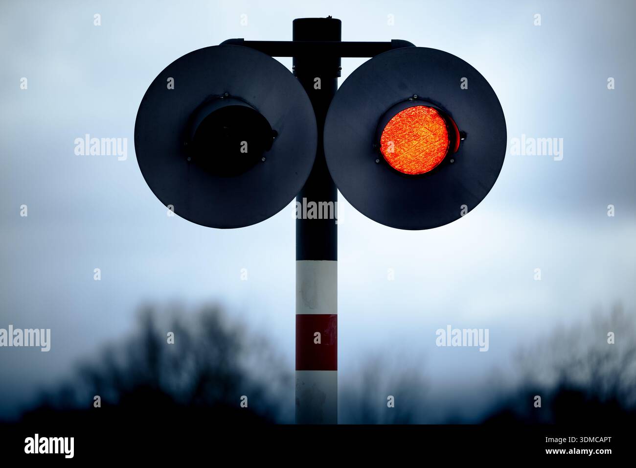 Warnleuchten an einem Bahnübergang in den Niederlanden. Stockfoto