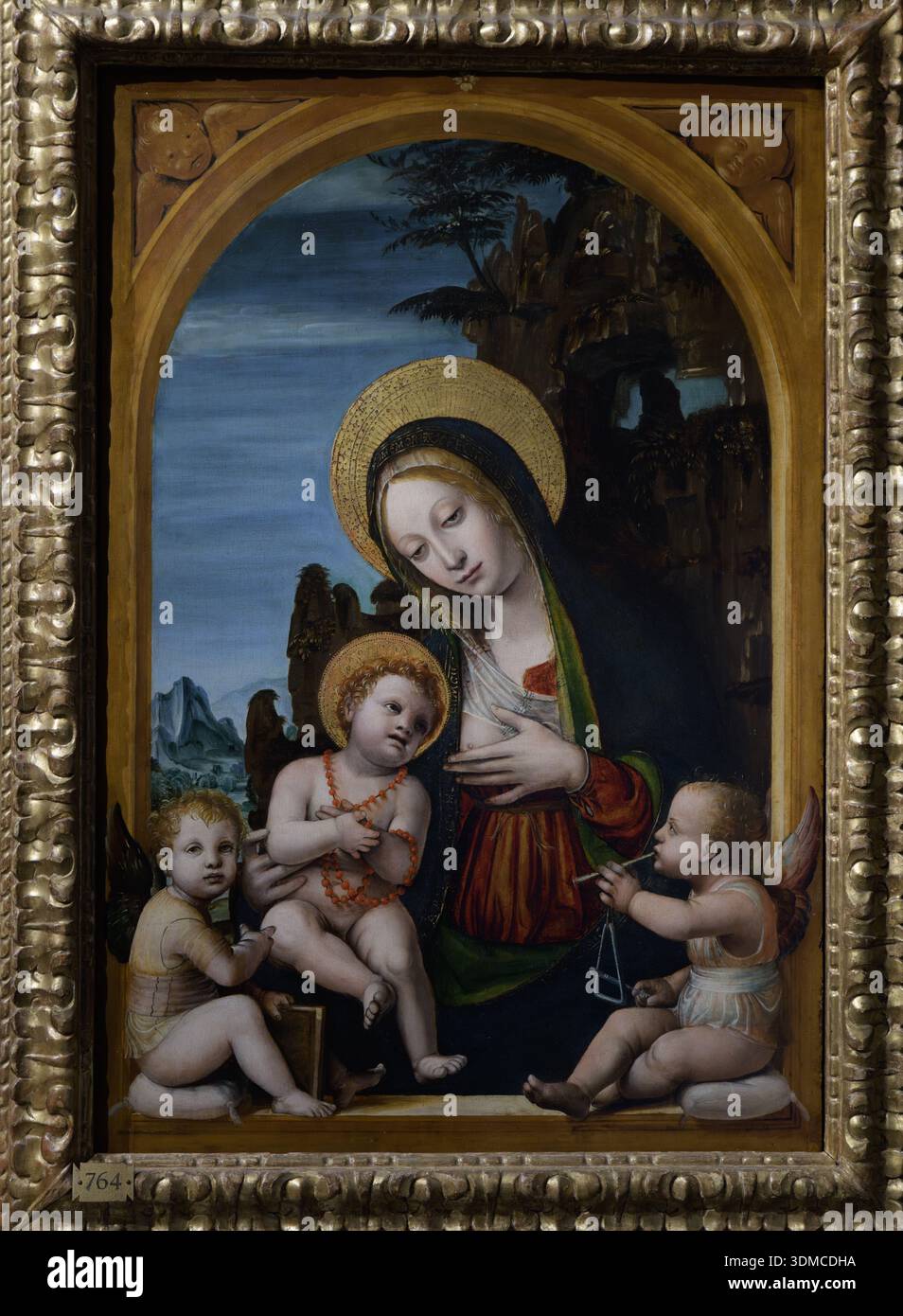Madonna und Kind mit zwei Engeln von Bernardo Zenale, in der Pinacoteca di Brera Art Gallery, Mailand. Stockfoto