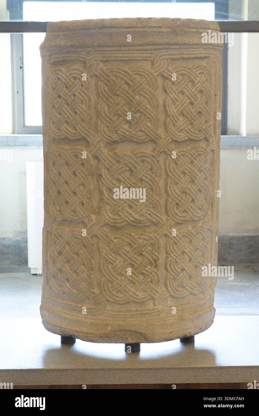 Konvexe Amboplatte aus dem 11. Jahrhundert mit neun Knäueln und Inschrift "..CANI...PENIA". Marmorskulptur. Castello Sforzesco, Mailand. Stockfoto