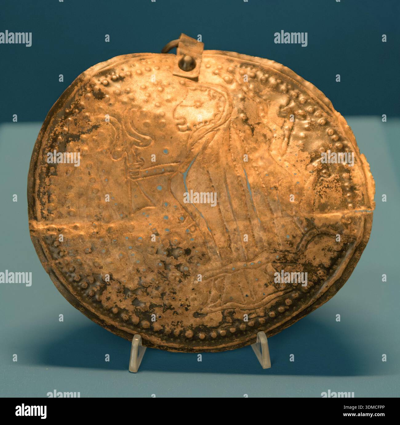 Bronzefolie, die eine weibliche Gottheit mit Attributen darstellt, die vom vorrömischen Venetier im 3. Bis 2. Jahrhundert v. Chr. in der Gegend archeologica di l geschaffen wurde Stockfoto
