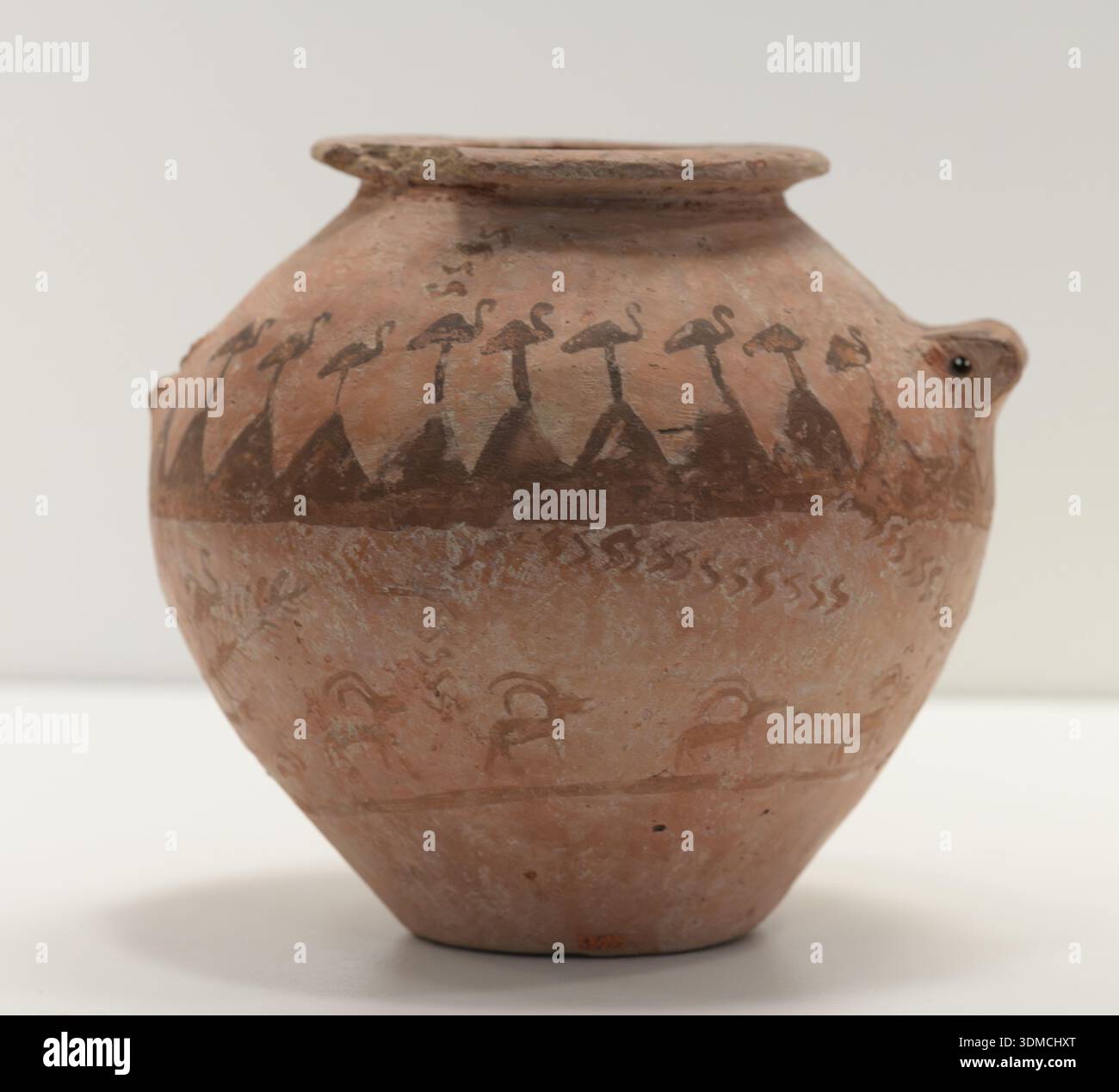 Naqada II dekorierte Ware aus dem prädynastischen Ägypten (3500-3200 v. Chr.) mit nilotischen Designs. Museo Egizio, Turin, Italien. Stockfoto