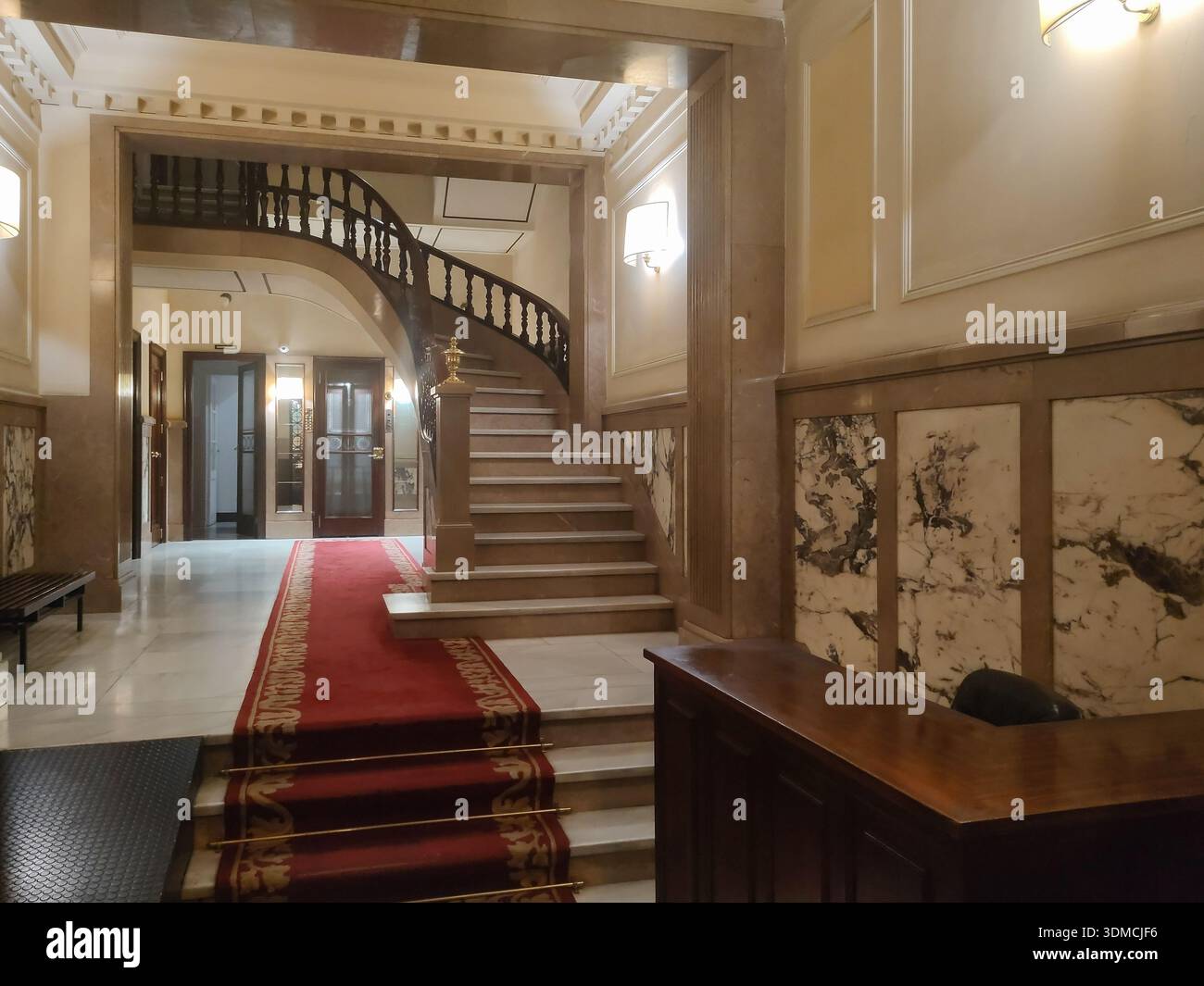 Detail der klassischen und luxuriösen Lobby eines Wohngebäudes in der Muntaner Straße in Barcelona, large Raum mit rotem Teppich auf den Treppen und c Stockfoto
