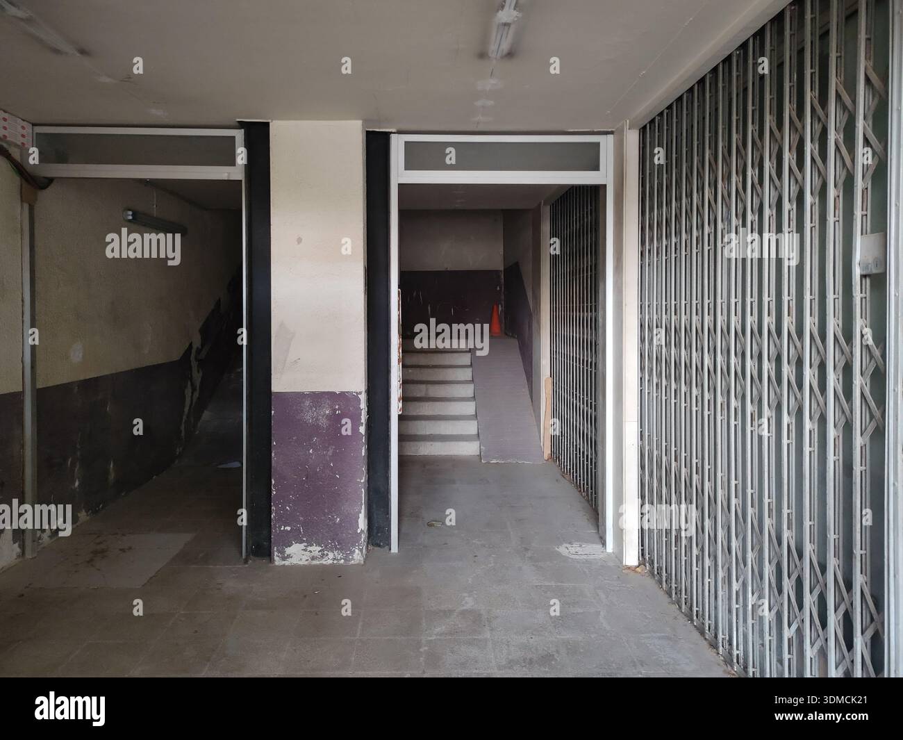 Detail der Lobby eines alten verlassenen Wohnblocks in Barcelona, ​​it ist schmutzig und versperrt Stockfoto