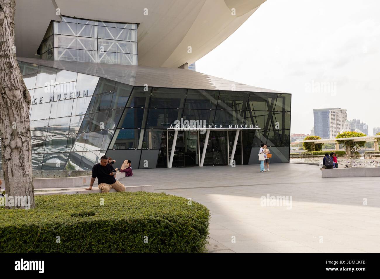 Singapur - 27. Januar 2026: Menschen versammeln sich vor dem ArtScience Museum in Singapur. Das Museum hat ein einzigartiges Design und ist ein beliebtes des Stockfoto