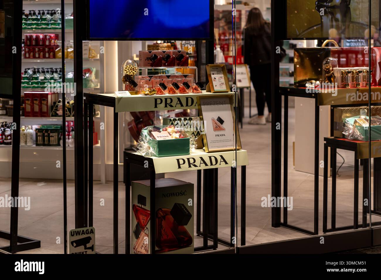 Posen, Polen - 19. November 2025: Prada präsentiert in einer modernen Abteilung exklusive Luxusdufte und Kosmetikgeschenke Stockfoto
