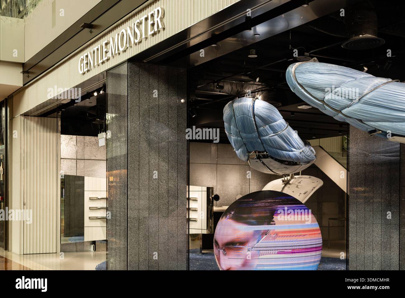 Singapur - 27. Januar 2026: In einem Einkaufszentrum in Singapur befindet sich der Gentle Monster Store mit einem einzigartigen Design. Ein auffälliges Display ist inklusive Stockfoto