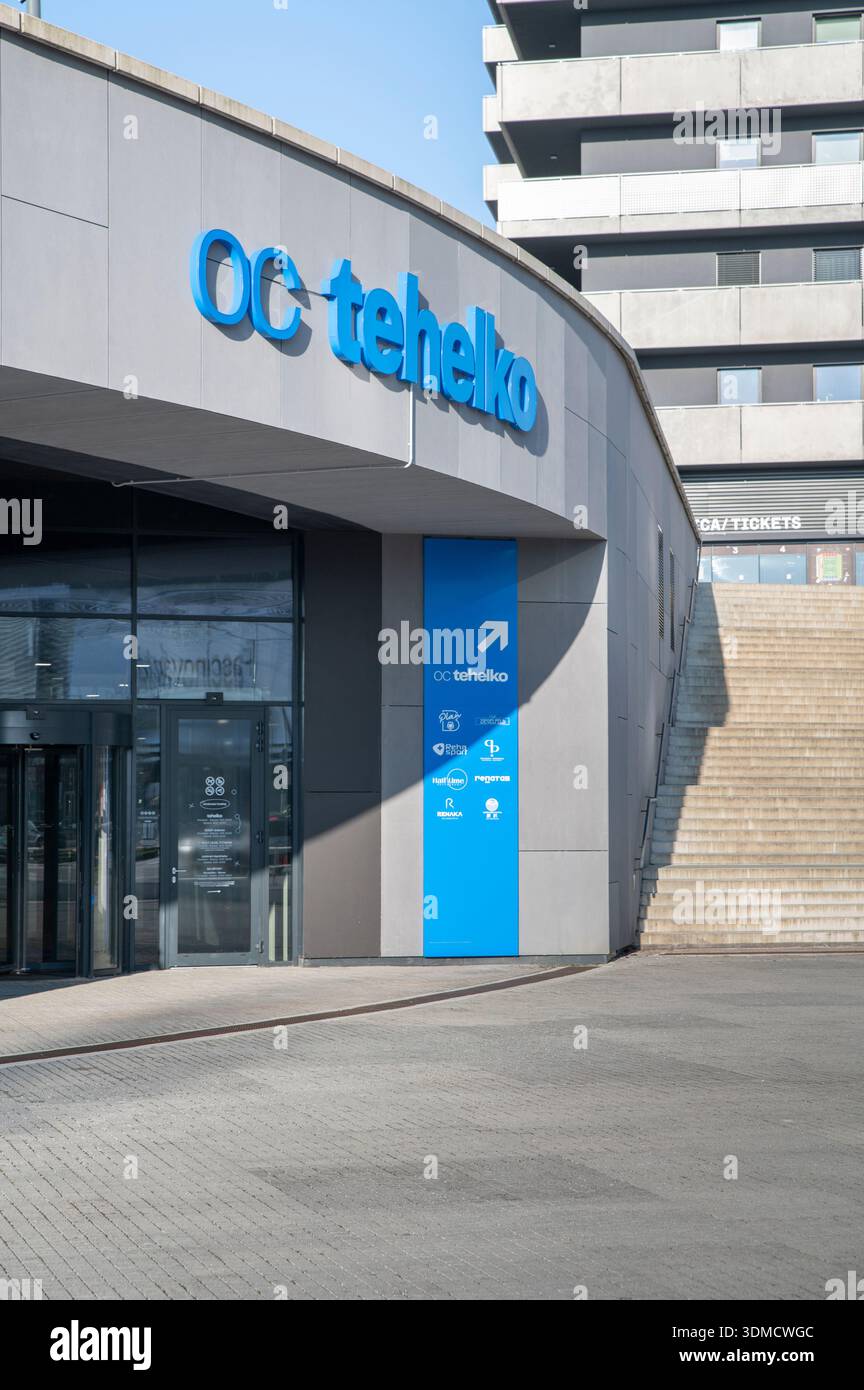 Bratislava, Slowakei - 20. Januar 2024 - Eingang zum Einkaufszentrum OC Tehelko in Bratislava Stockfoto