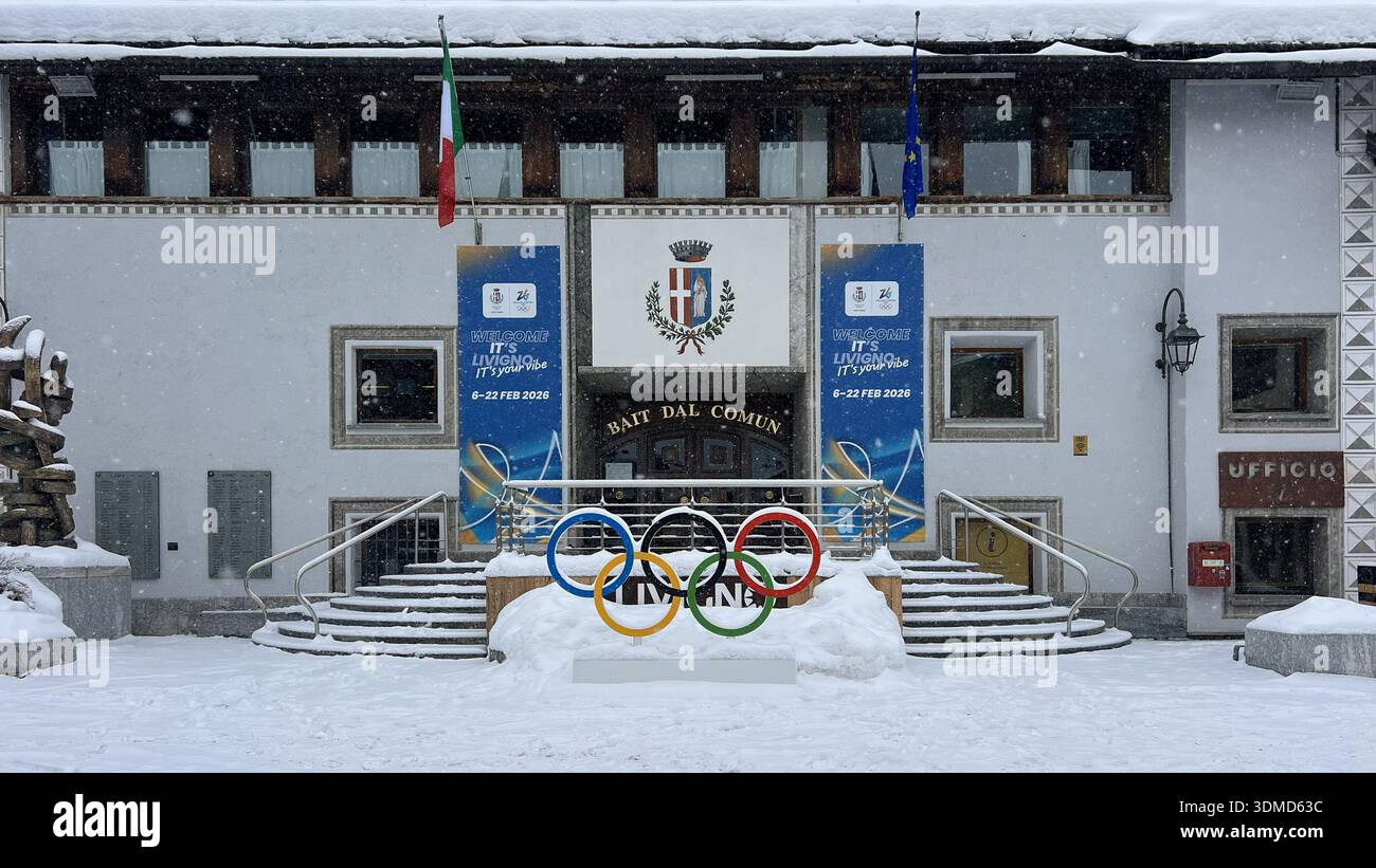 Milano Ringen Livigno, Italien - 4. Februar 2026: Rathaus in Livigno mit olympischen ...
