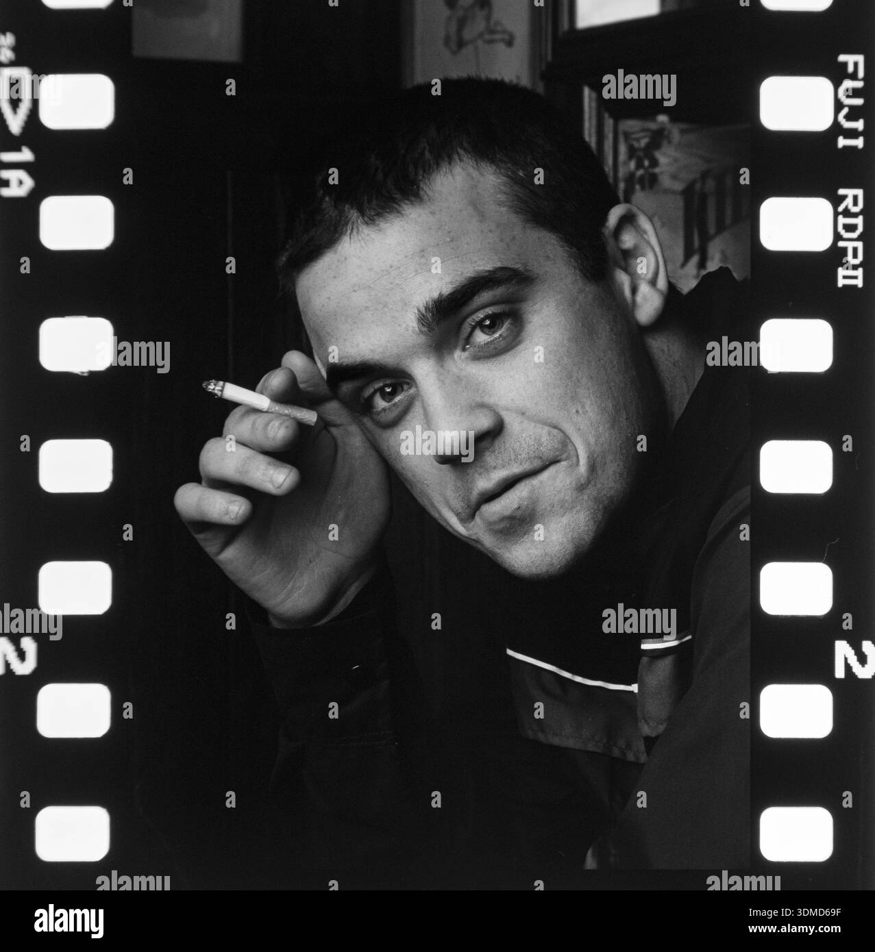 Porträt des Sängers Robbie Williams während eines Fotoshootings oder Interviews in London 1997, nachdem er von Take That abgewichen wurde. Stockfoto