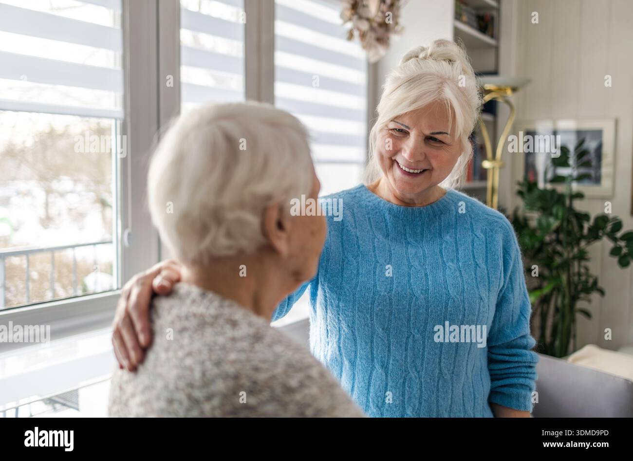 Ältere Frau mit ihrer Betreuerin in einem Pflegeheim Stockfoto