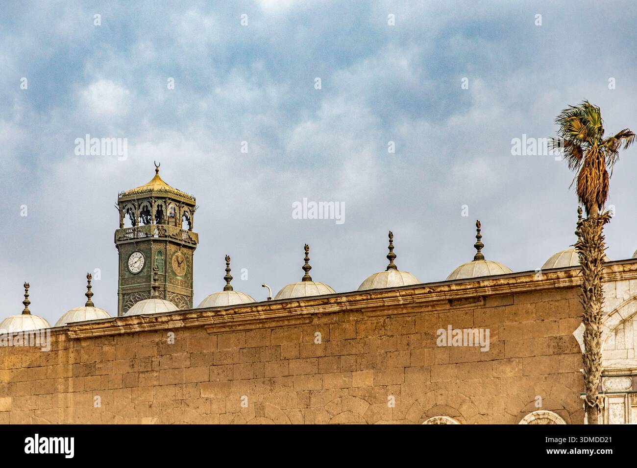Außenansicht der Al-Hussein Moschee im islamischen Kairo mit dem berühmten Minarett mit Uhrenturm und Kuppeldach. Das Bild stellt den Histor dar Stockfoto