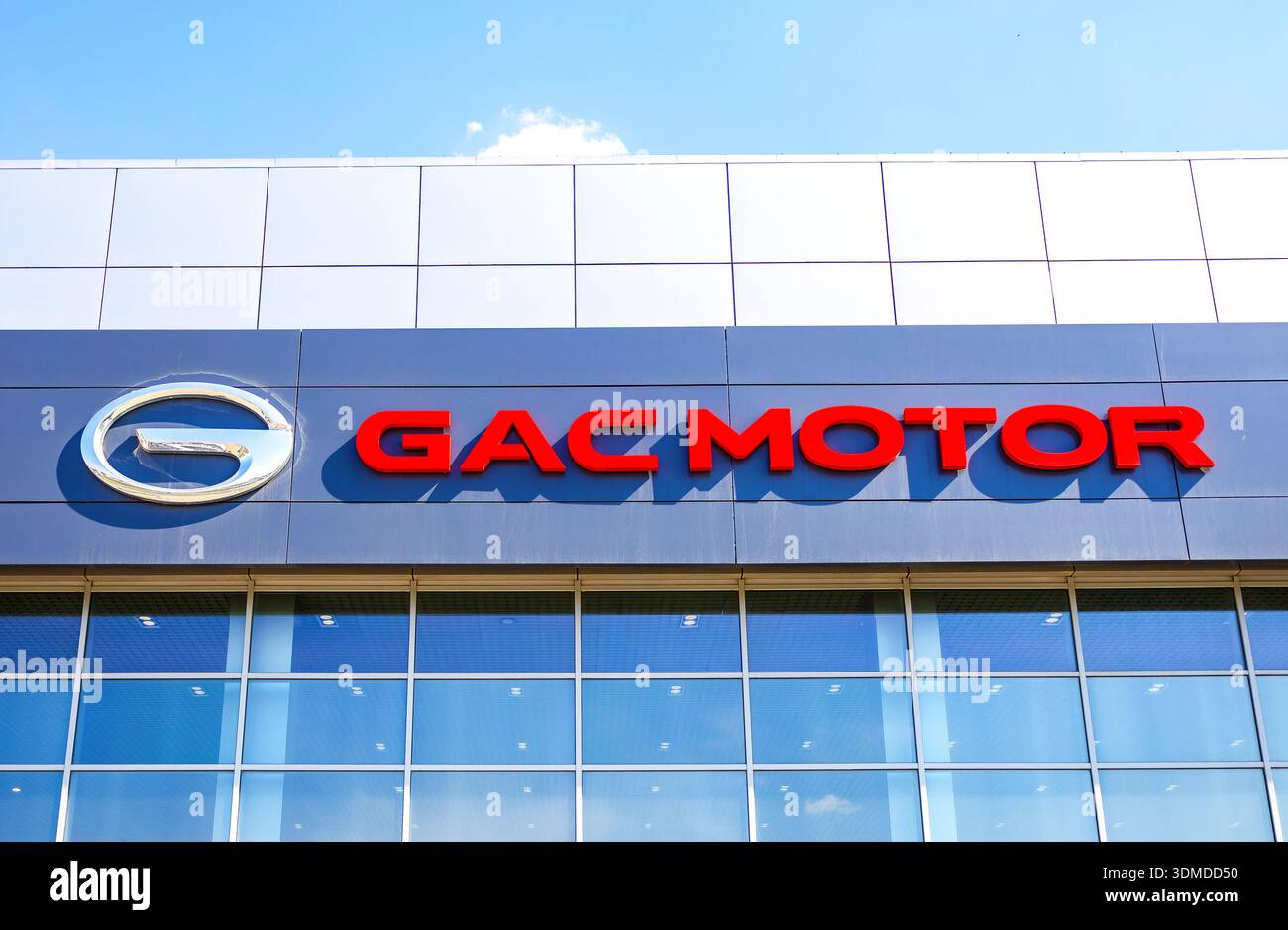 Samara, Russland – 19. April 2025: Chinesische Fahrzeugmarke GAC Motor. Offizielles Händlerschild des GAC-Motors an der Wand des Bürogebäudes Stockfoto