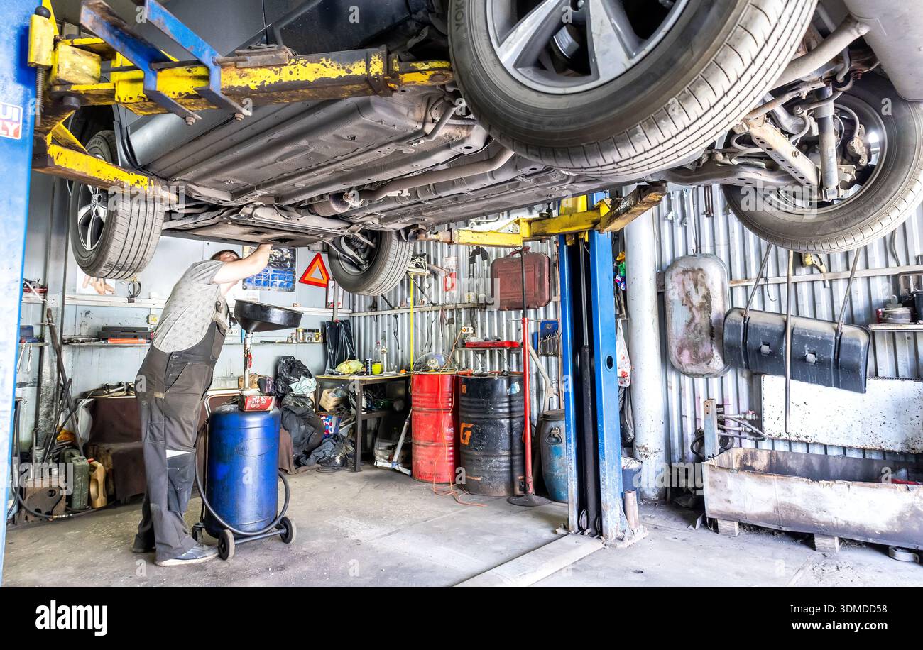 Samara, Russland - 21. April 2025: Auto beim Autoreparaturdienst. SUV-Fahrzeug zur Wartung im Service Center angehoben. Wartung und Reparatur des Fahrzeugs Stockfoto