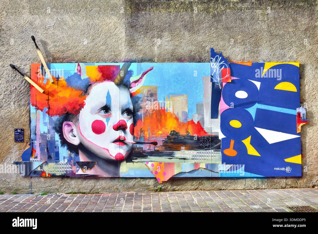Das Wandbild wurde von dem Straßenkünstler Cool Kid im öffentlichen Kunstraum „Le Mur“ - Tours, Indre-et-Loire (37), Frankreich, fertiggestellt. Stockfoto