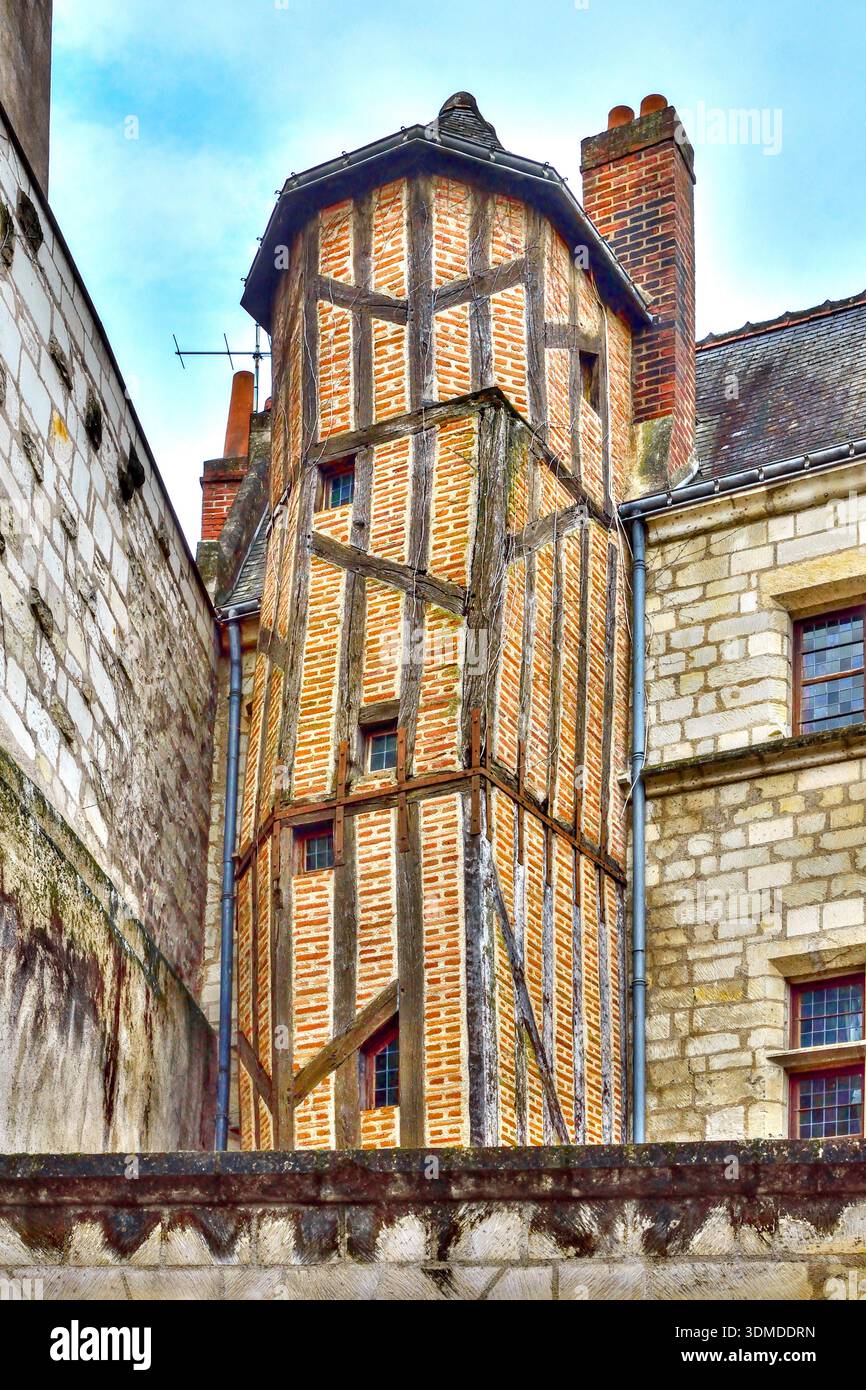 Treppenturm aus dem 15/16. Jahrhundert mit Fachwerk und Außentreppe - Tours, Indre-et-Loire (37), Frankreich. Stockfoto