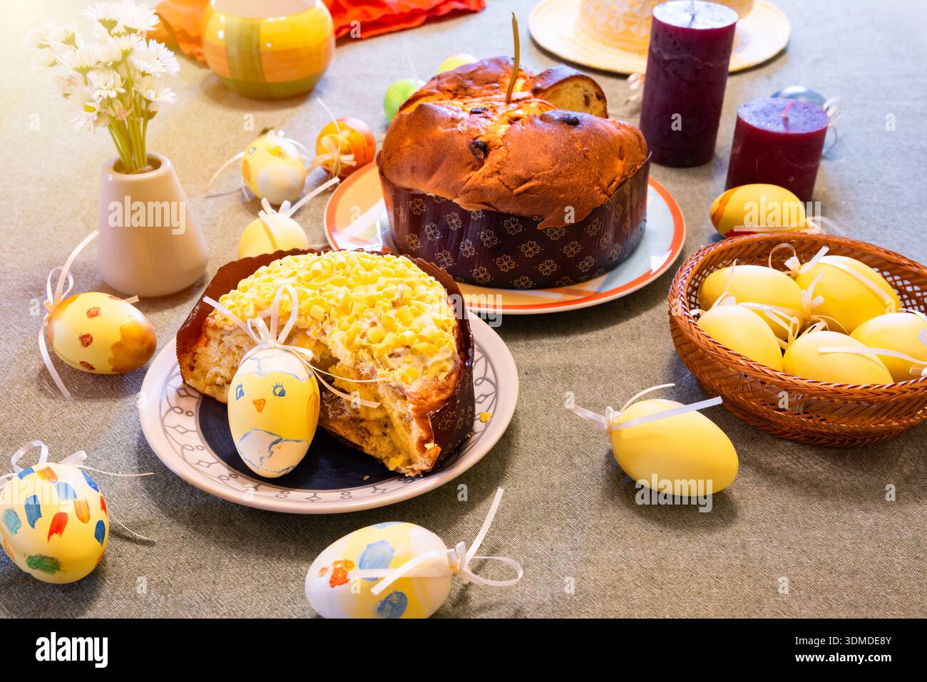 Osteressen und Dekoration. Ostereier und -Kuchen. Stockfoto