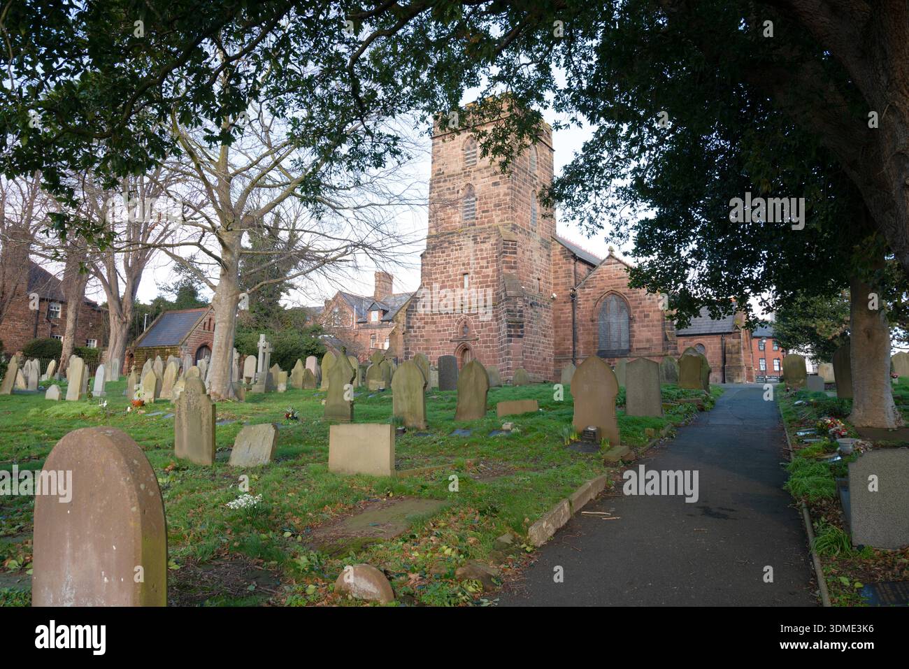 St. Mary's und St. Helen's Church, die Pfarrkirche von Neston. Stockfoto