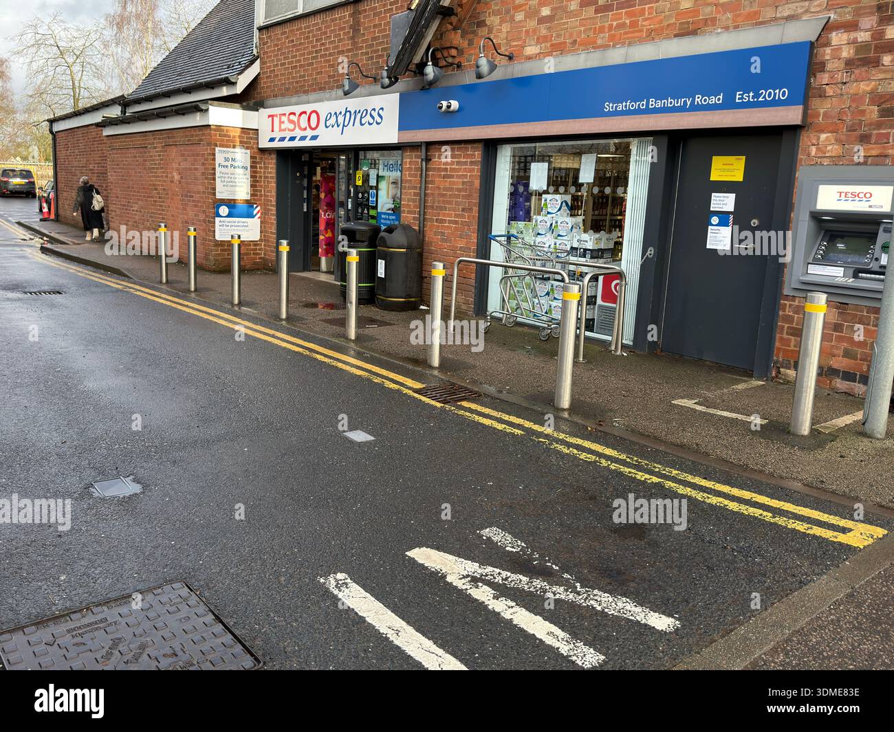 Zugang zum Tesco Express auf der Banbury Road, Stratford-upon-Avon, Warwickshire, England, Großbritannien. Stockfoto