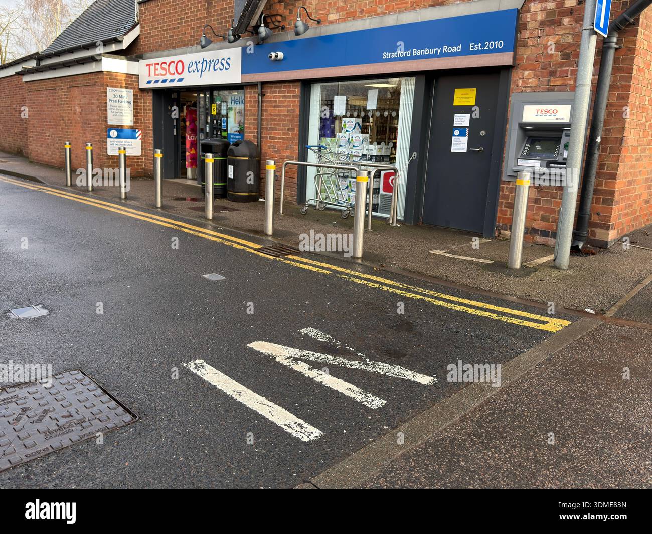 Zugang zum Tesco Express auf der Banbury Road, Stratford-upon-Avon, Warwickshire, England, Großbritannien. Stockfoto
