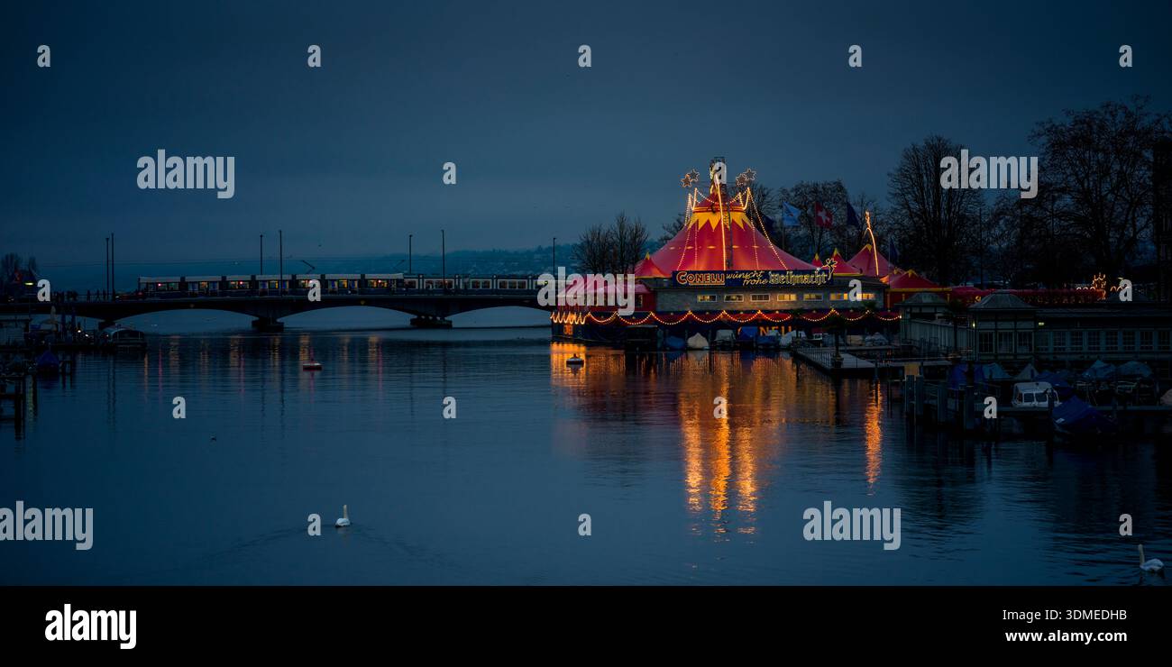 Conelli Weihnachtszirkus am Ufer der Limmat in Zürich am Abend Stockfoto